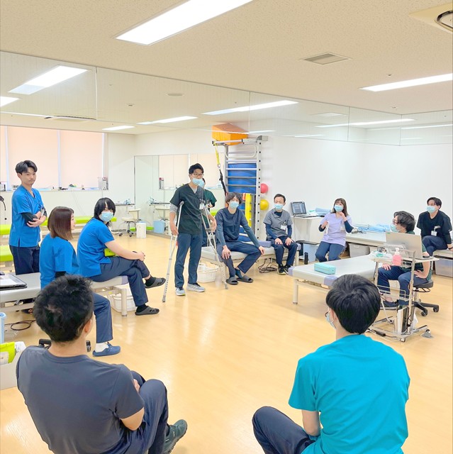 【三宮】松葉杖指導のディスカッションの様子